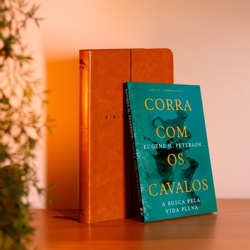 Kit Bíblia Sagrada Slim | NVI | Marrom + Corra Com Os Cavalos | Eugene H. Peterson