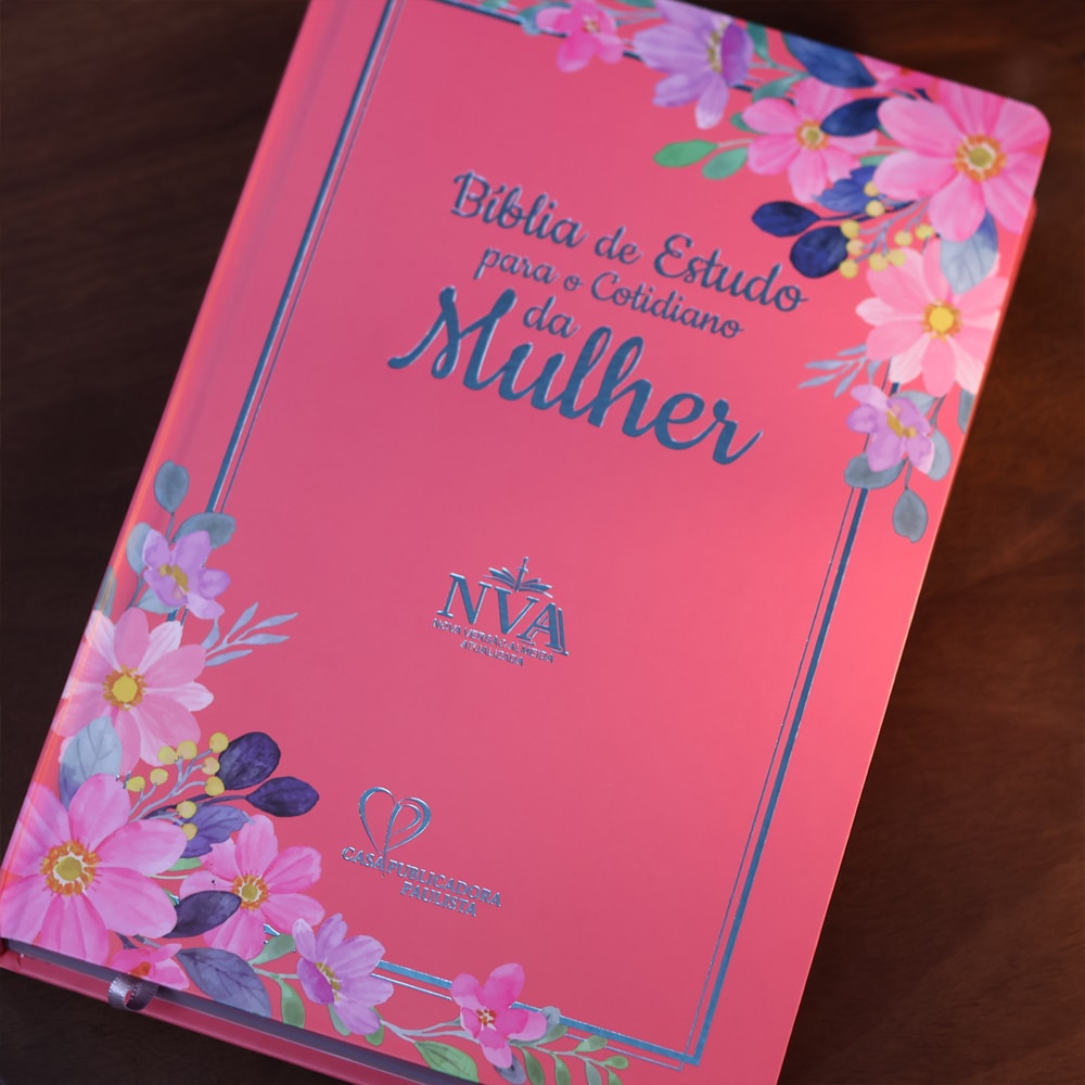 Bíblia de Estudo Para o Cotidiano da Mulher | NVA | Full Collor | Capa Dura Rosa Intenso