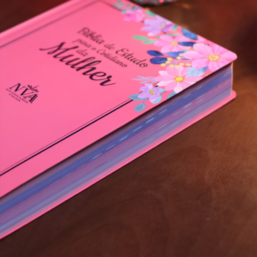 Bíblia de Estudo Para o Cotidiano da Mulher | NVA | Full Collor | Capa Dura Rosa Intenso