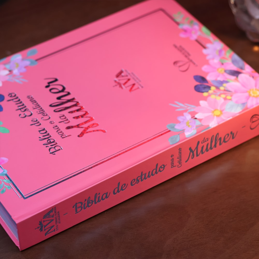 Bíblia de Estudo Para o Cotidiano da Mulher | NVA | Full Collor | Capa Dura Rosa Intenso