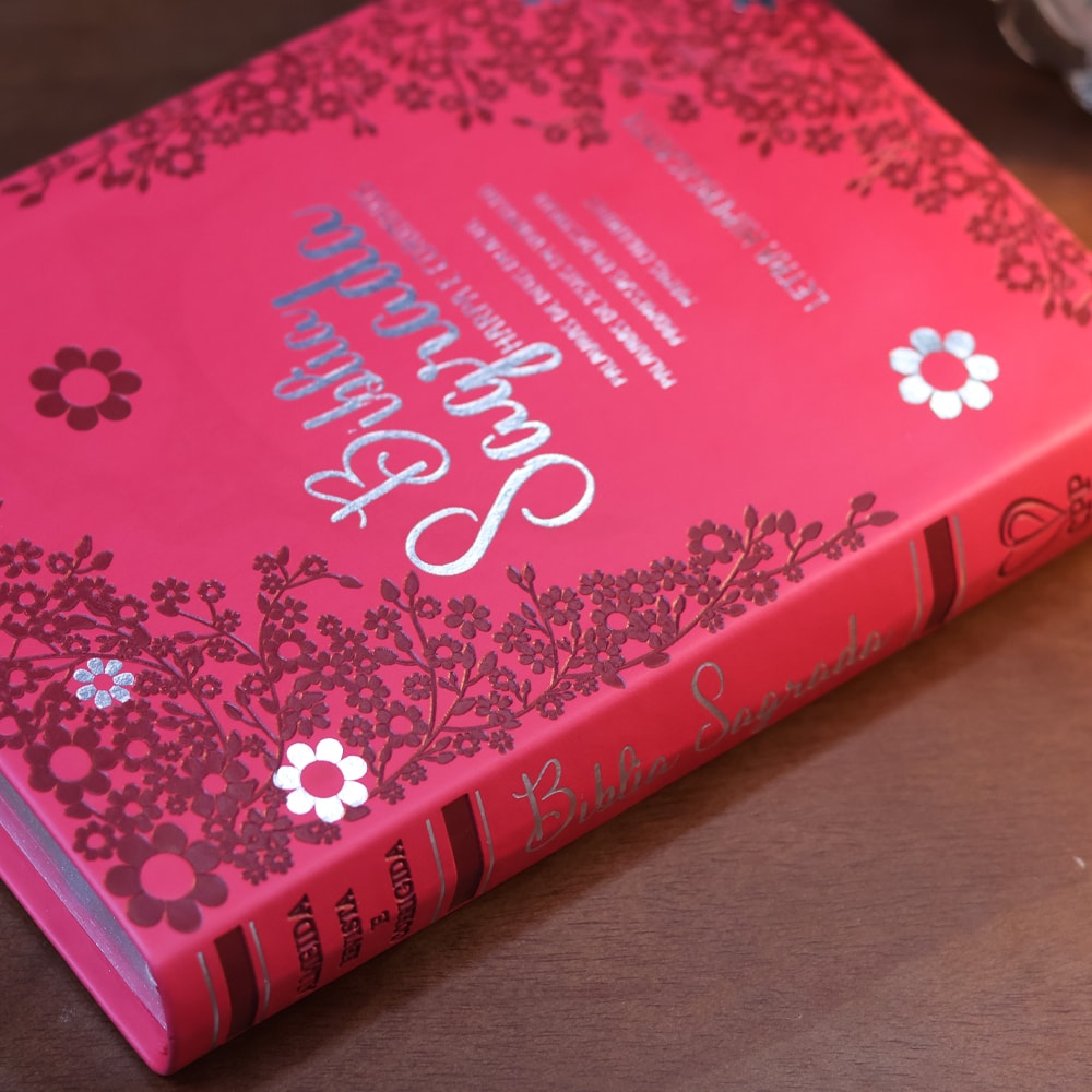 Bíblia Sagrada Floral Margarida | ARC | Hipergigante | Harpa Avivada e Corinhos | Capa Luxo Vermelho