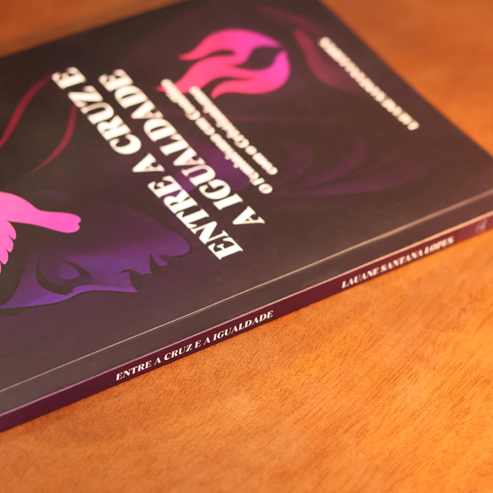 Entre a Cruz e a Igualdade | Lauane Santana Lopes