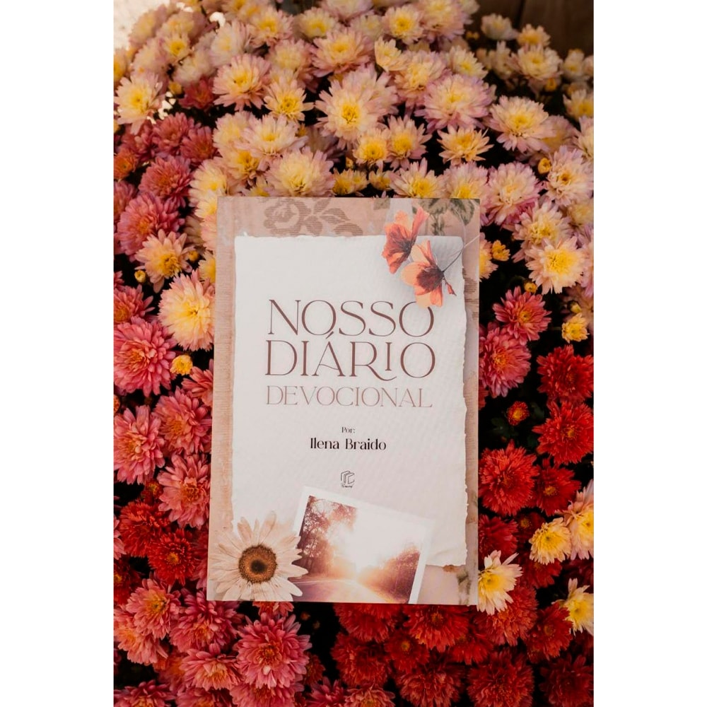 Livro Nosso Diário Devocional, capa clara com borboletas e fotos, sobre um fundo de flores. — Plenitude