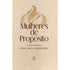 Livro Mulheres de Propósito de Viviane Santos e Amanda Mattos, capa bege com chama. — Plenitude