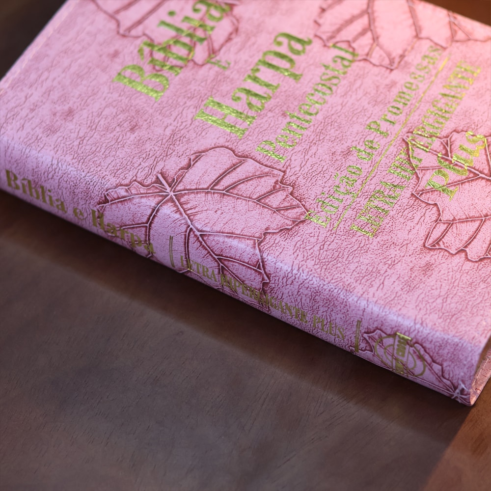 Bíblia e Harpa | ARC | Letra Hipergigante Plus | Edição de Promessas | Capa Folhas Rosa | Com Índice