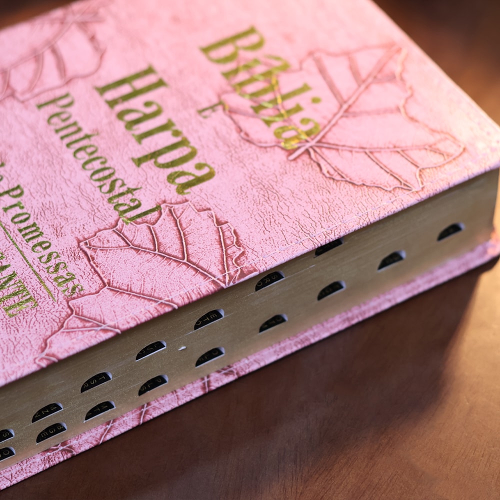Bíblia e Harpa | ARC | Letra Hipergigante Plus | Edição de Promessas | Capa Folhas Rosa | Com Índice