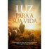 Livro Luz Para a Sua Vida. Capa com pastor e ovelhas ao pôr do sol. — Plenitude