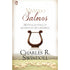 Livro Vivendo Salmos de Charles R. Swindoll, capa branca com harpa e ovelhas. — Plenitude