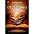 Livro Até os Confins da Terra, capa escura com mãos segurando um globo terrestre sobre um livro aberto. — Plenitude