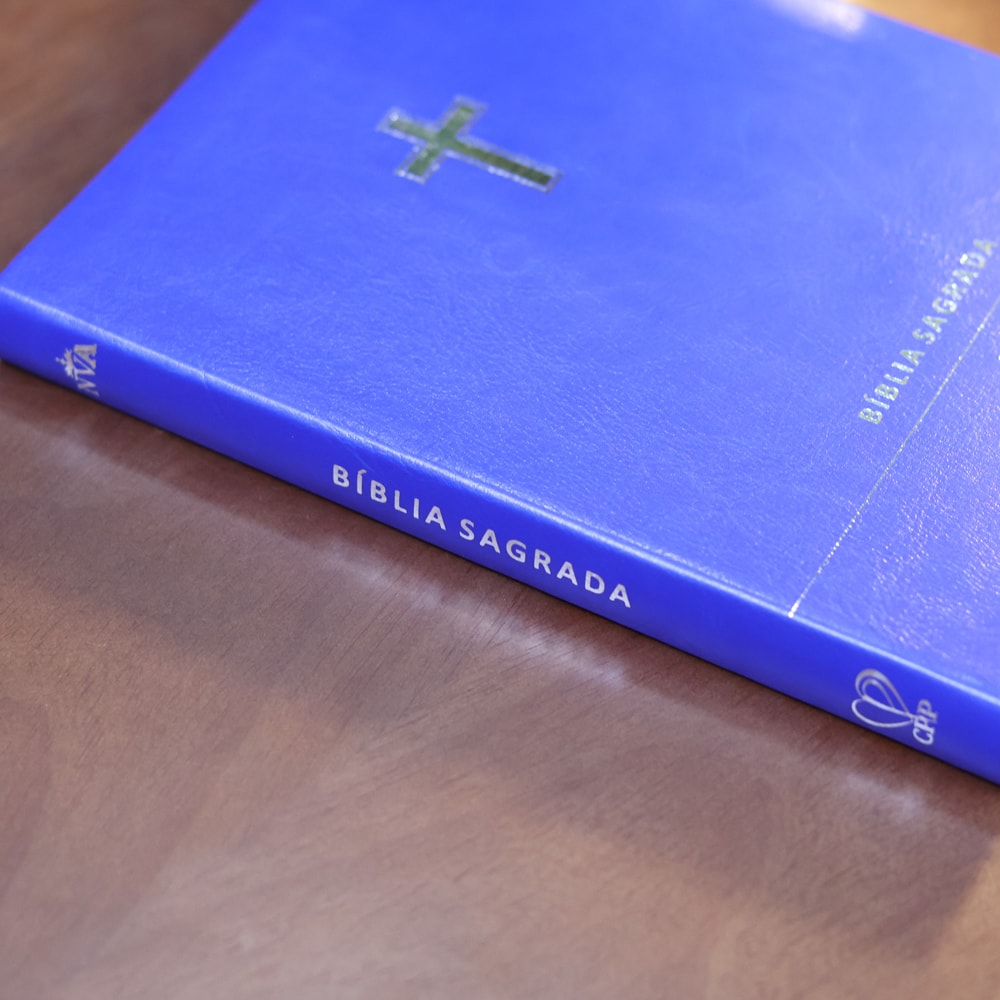 Bíblia Slim | Letra Normal | NVA | Capa Premium Luxo Cruz Azul