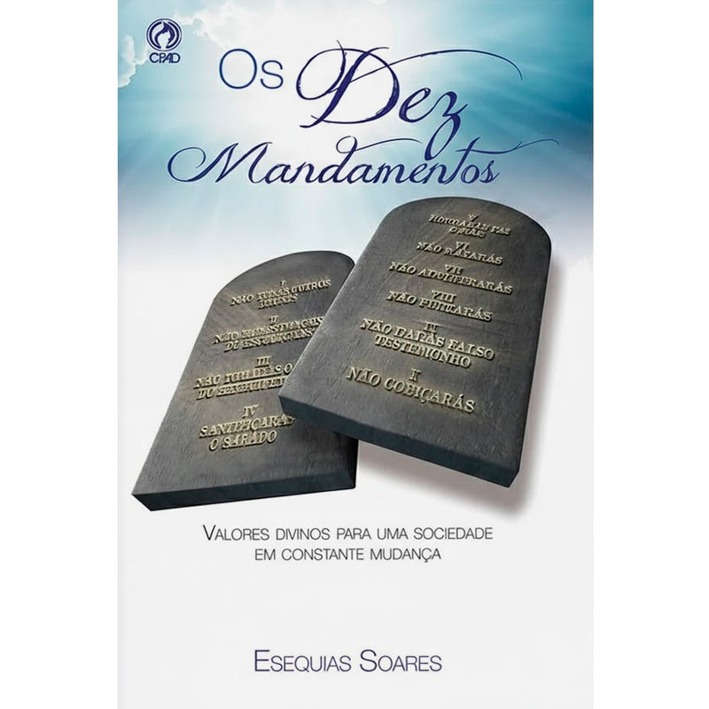 Livro Os Dez Mandamentos de Esequias Soares, capa com tábuas da lei e céu azul. — Plenitude