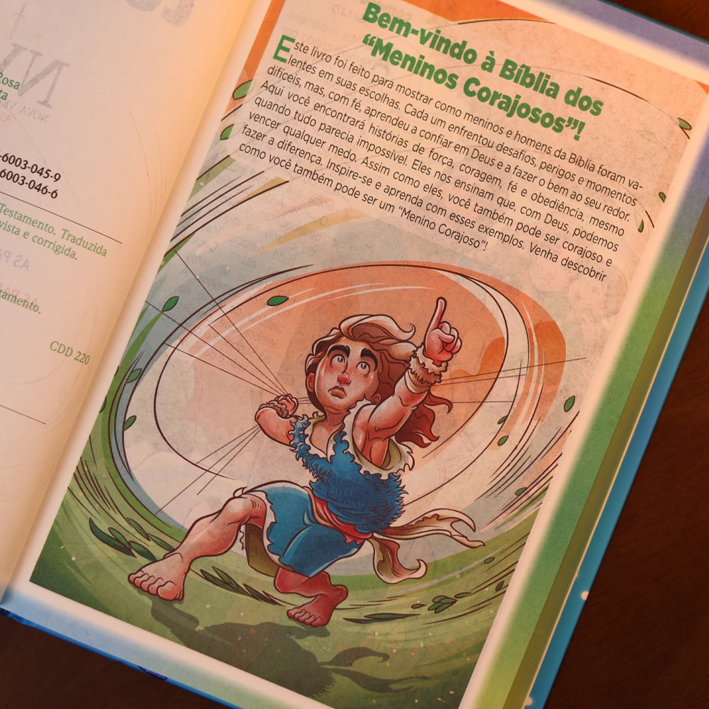 Bíblia dos Meninos Corajosos | NVA | Harpa Avivada e Corinhos | Capa Dura Azul