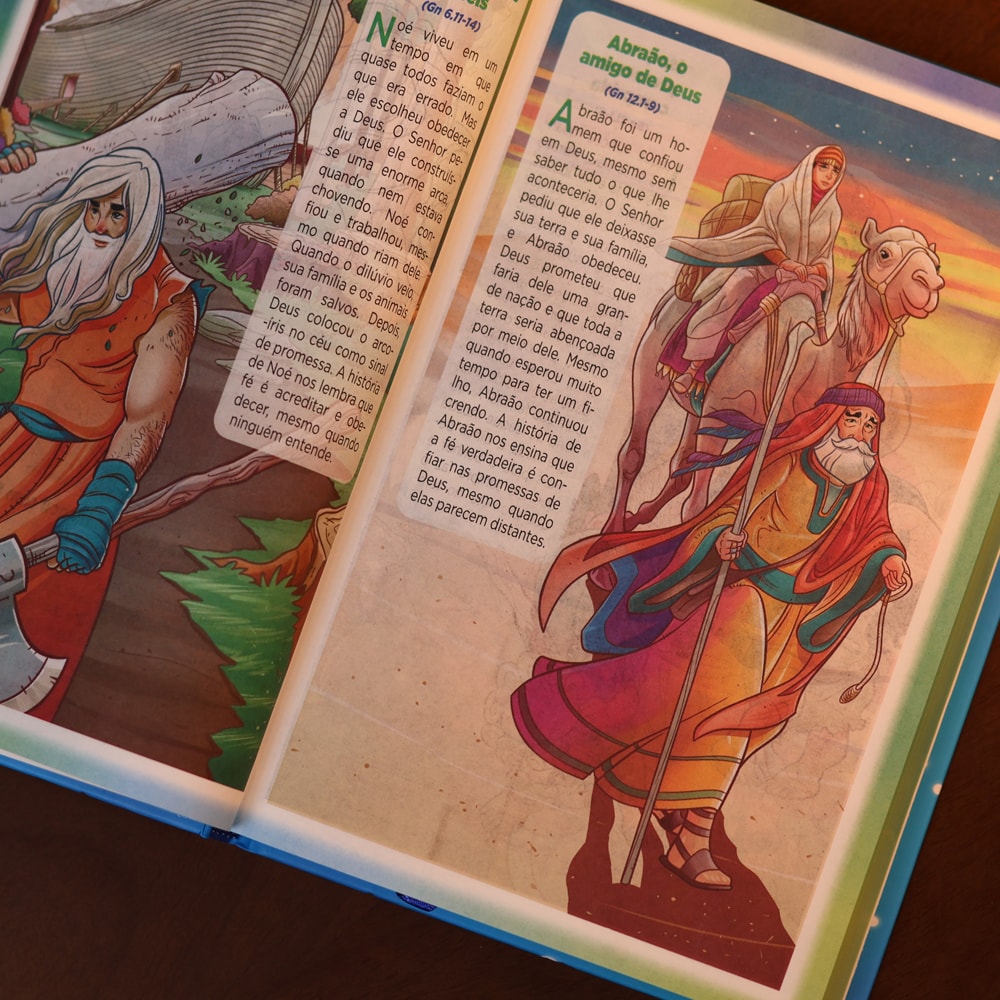 Bíblia dos Meninos Corajosos | NVA | Harpa Avivada e Corinhos | Capa Dura Azul