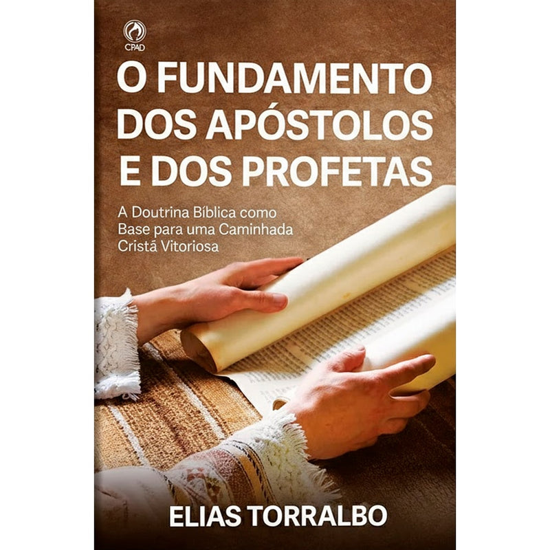 Livro O Fundamento dos Apóstolos e dos Profetas, de Elias Torralbo, capa com mãos segurando um pergaminho. — Plenitude