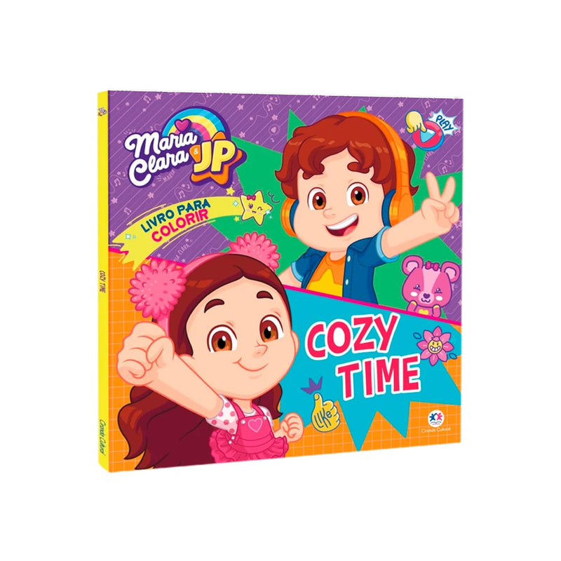 Livro de colorir Maria Clara e JP Cozy Time, de Aleksandra Bozhbova. Capa roxa com ilustrações de Maria Clara e JP. — Plenitude
