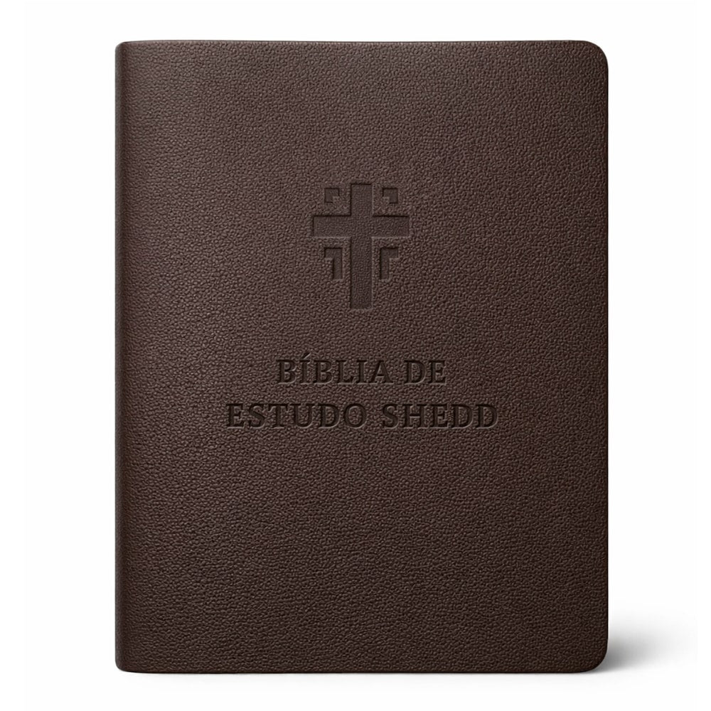 Bíblia de Estudo Shedd A21 em couro marrom com cruz e letras em relevo. — Plenitude