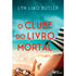 Capa do livro O Clube do Livro Mortal, com uma mulher lendo na praia sob um chapéu de sol listrado. — Plenitude