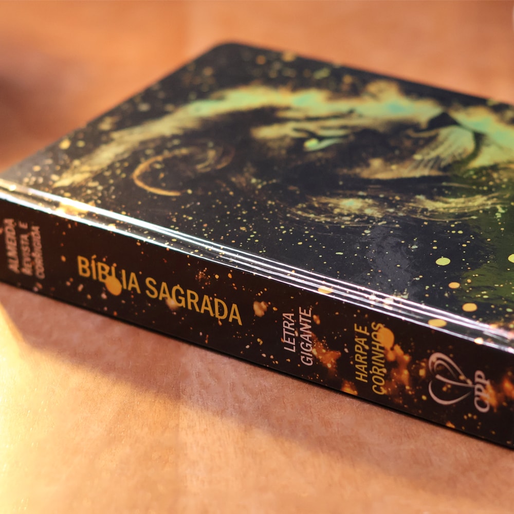 Bíblia Sagrada Leão Dourado | ARC | Letra Gigante | Harpa Avivada e Corinhos | Capa Dura