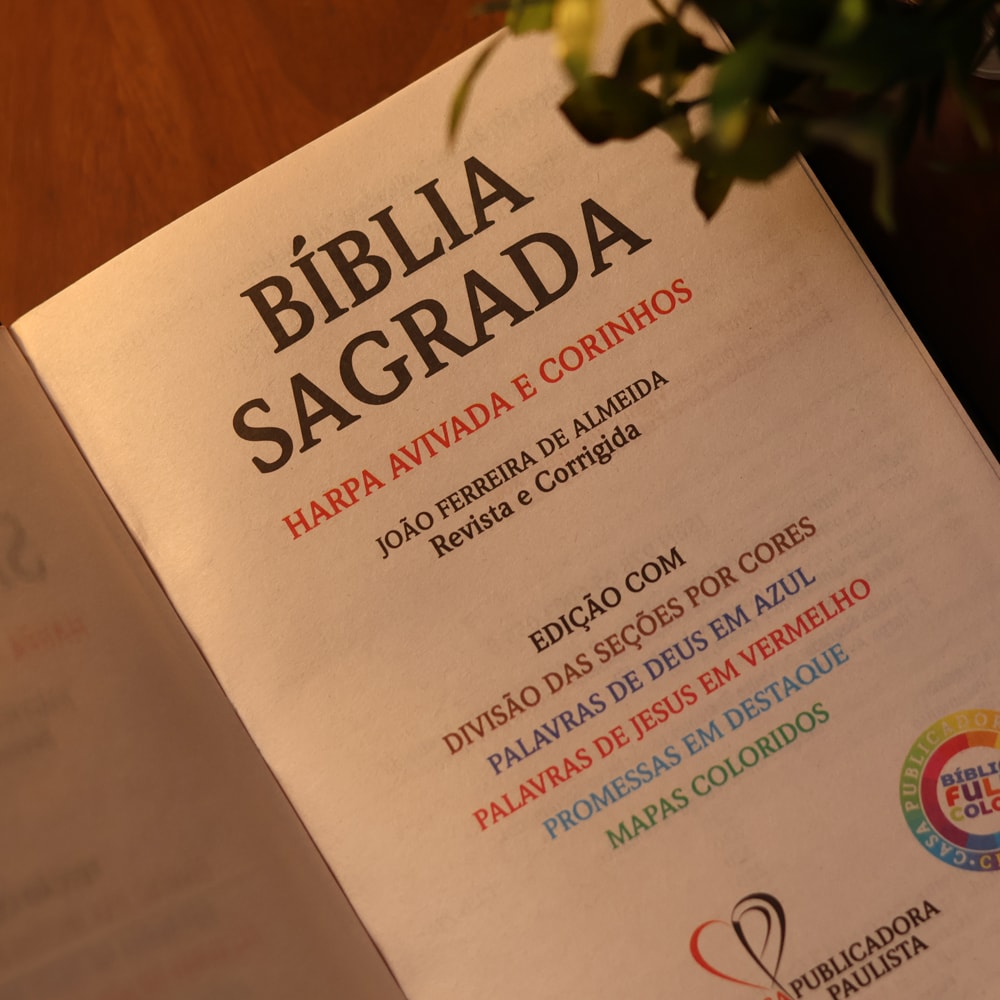 Bíblia Sagrada Leão Dourado | ARC | Letra Gigante | Harpa Avivada e Corinhos | Capa Dura