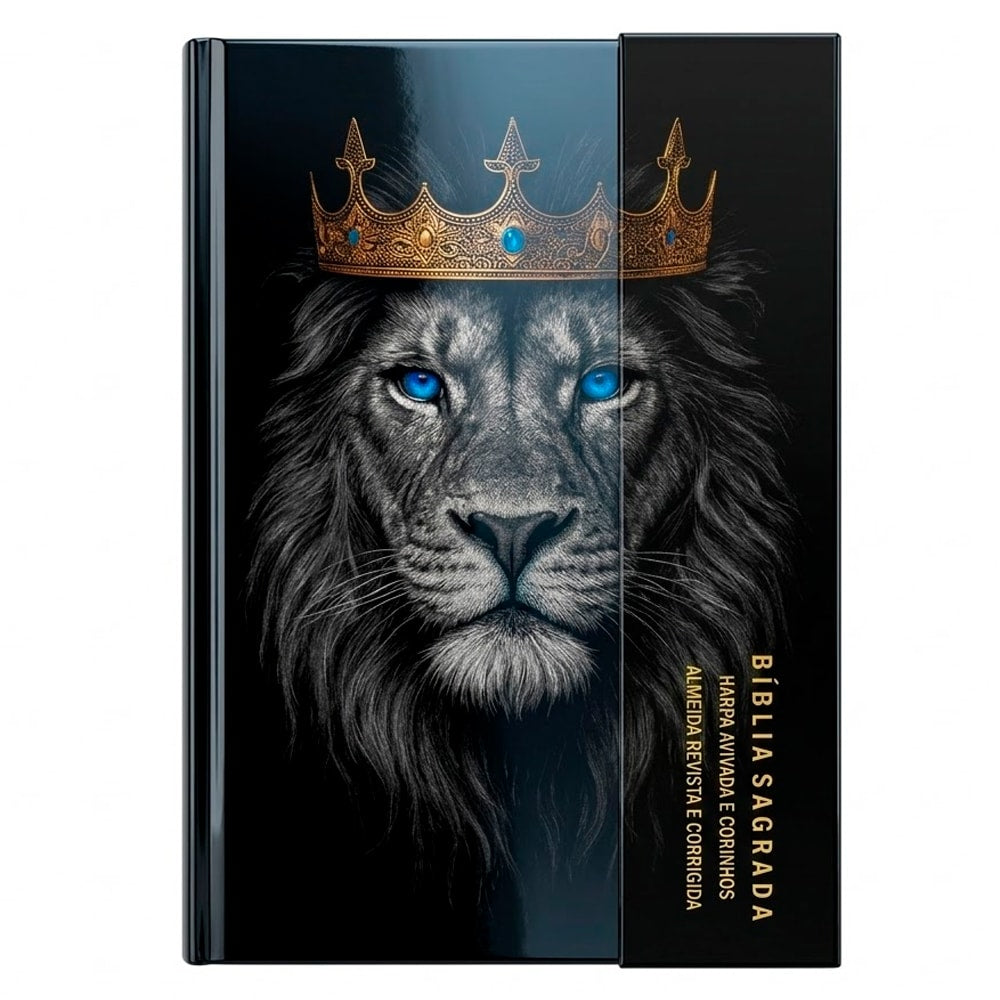 Bíblia Sagrada ARC, capa dura preta com leão de olhos azuis e coroa dourada, Harpa Avivada e Corinhos. — Plenitude