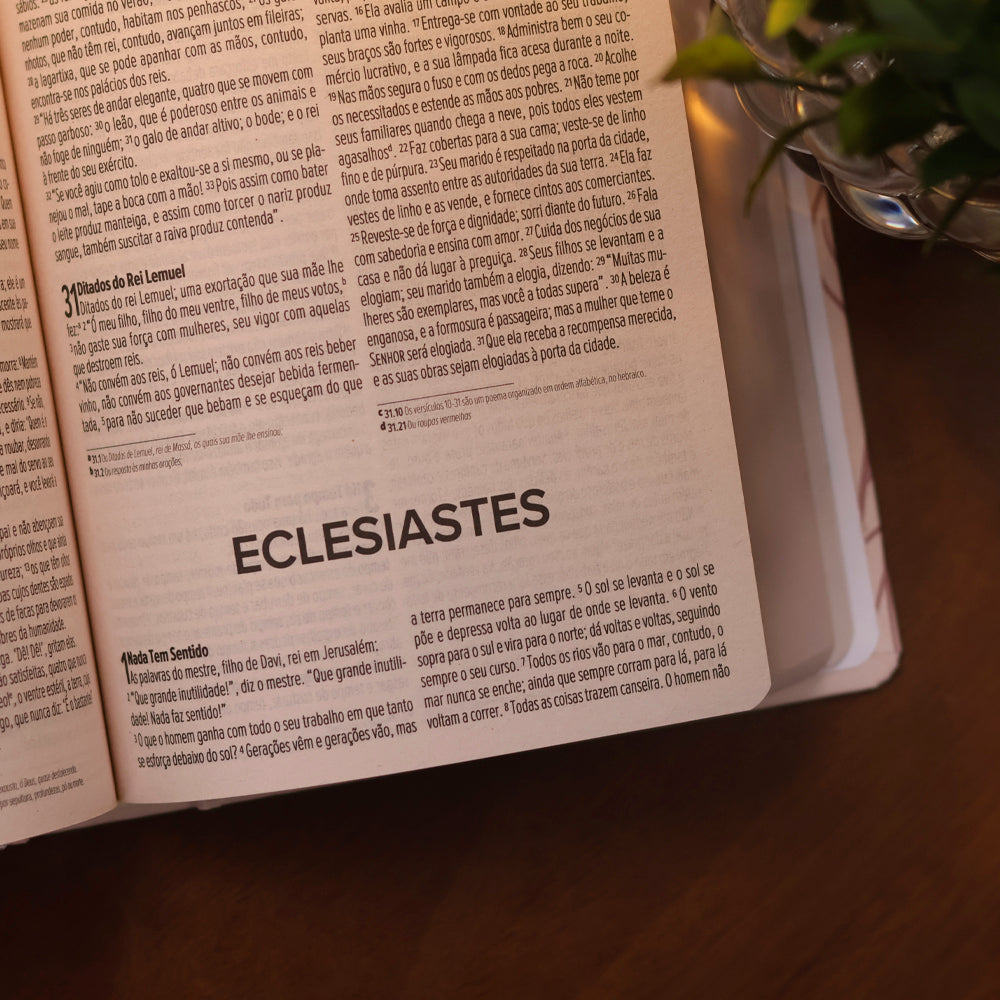 Bíblia Sagrada Flor | NVI | Letra Normal | Capa Dura