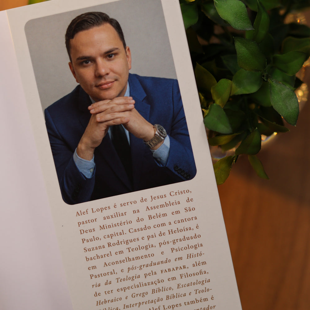 Foto e biografia do Pr. Alef Lopes, autor do livro Homilética