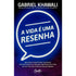 Livro "A Vida é Uma Resenha" de Gabriel Khawali, capa azul com balão de fala branco. — Plenitude