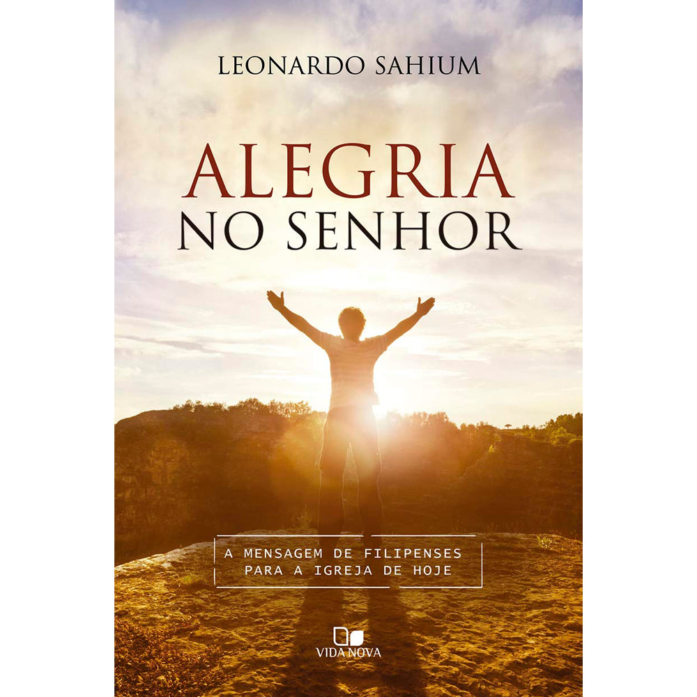 Capa do livro Alegria no Senhor, de Leonardo Sahium, com um homem de braços abertos em um pôr do sol. — Plenitude