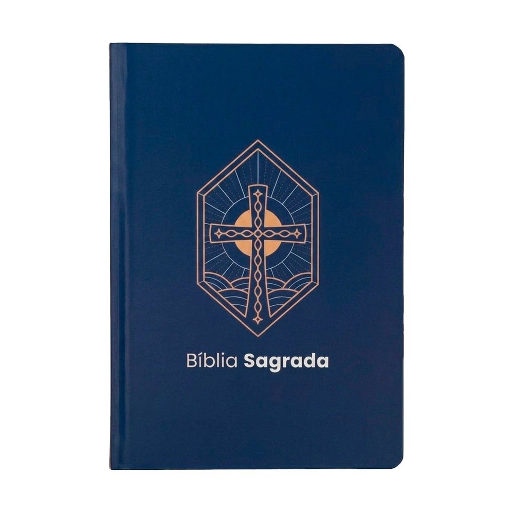 Bíblia Sagrada KJA, capa dura azul marinho com cruz vitral dourada e "Bíblia Sagrada" em branco. — Plenitude