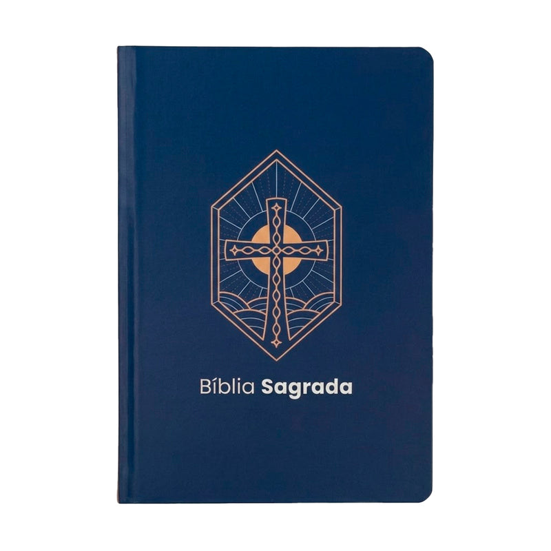 Bíblia Sagrada KJA, capa dura azul marinho com cruz vitral dourada e "Bíblia Sagrada" em branco. — Plenitude