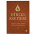 Bíblia Sagrada King James, capa dura marrom com textura de couro, detalhes dourados e logo Hagnos. — Plenitude