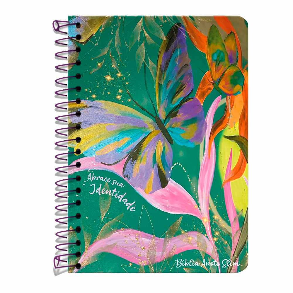 Bíblia Anote Slim, capa verde com borboletas coloridas, espiral roxa e frase "Abrace sua Identidade". — Plenitude.