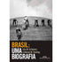 Livro Brasil: Uma Biografia de Lilia Moritz Schwarcz e Heloisa Murgel Starli, capa preta e branca com foto de trabalhadores. — Plenitude
