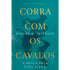 Livro Corra Com Os Cavalos, capa azul-petróleo com cavalos correndo na água e título dourado — Plenitude