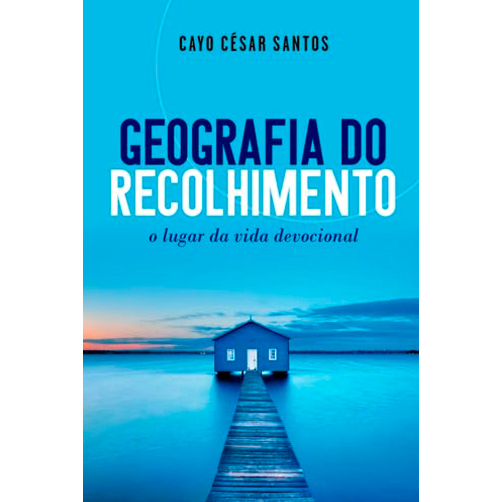 Livro Geografia do Recolhimento de Cayo César Santos, capa azul com casa solitária em um lago ao pôr do sol. — Plenitude