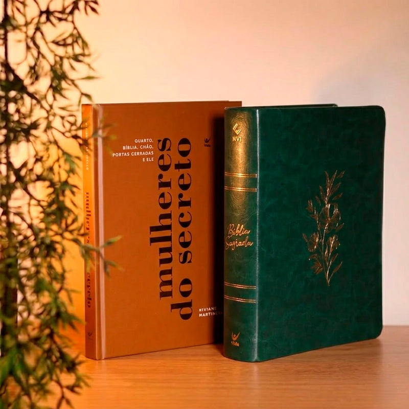 Kit Bíblia Mulheres Floral NVT | Espaço Para Anotações | Capa Luxo Verde Musgo + Mulheres do Secreto Viviane Martinello