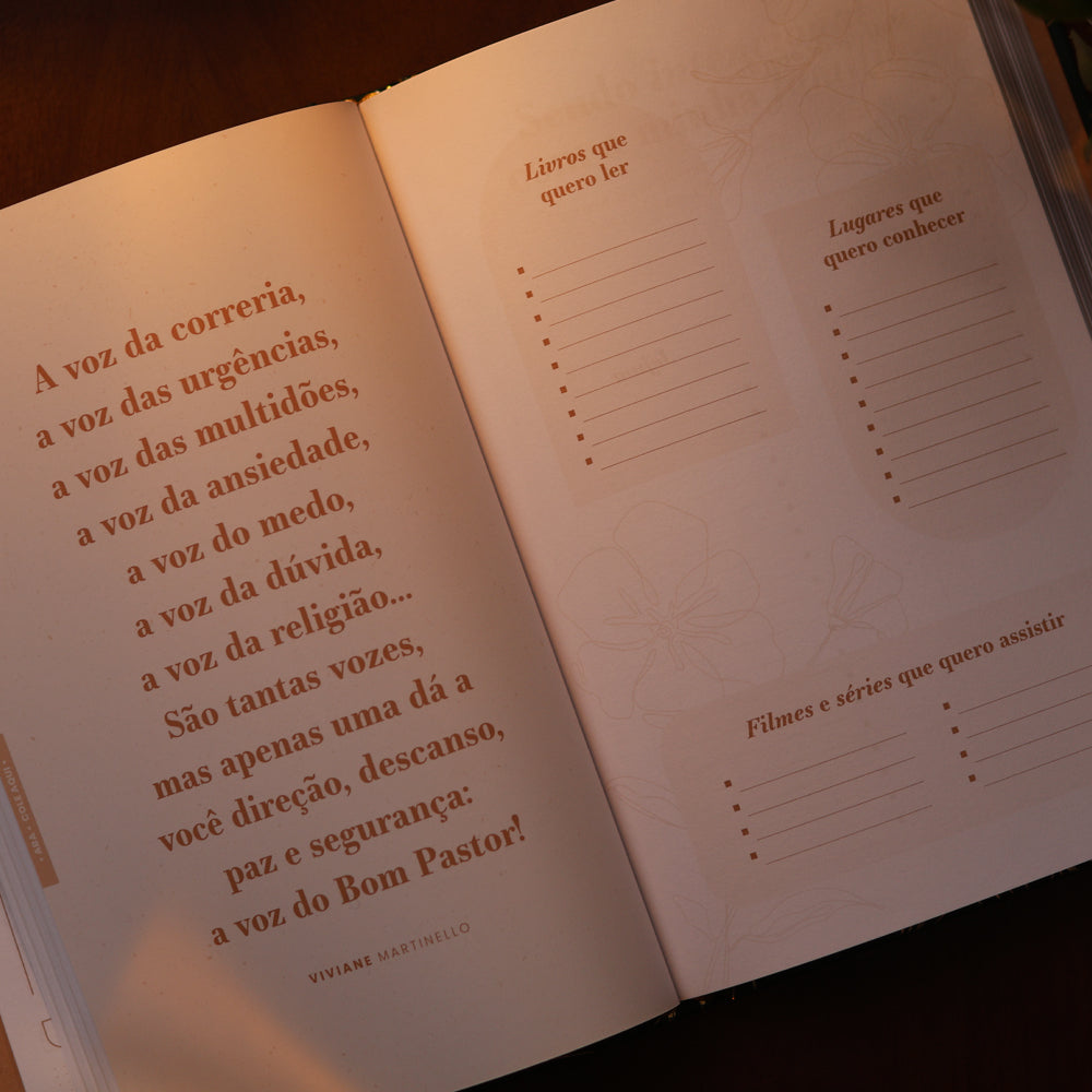 Kit Bíblia Mulheres Floral Verde Musgo NVT + Planner Estações Floral Viviane Martinello