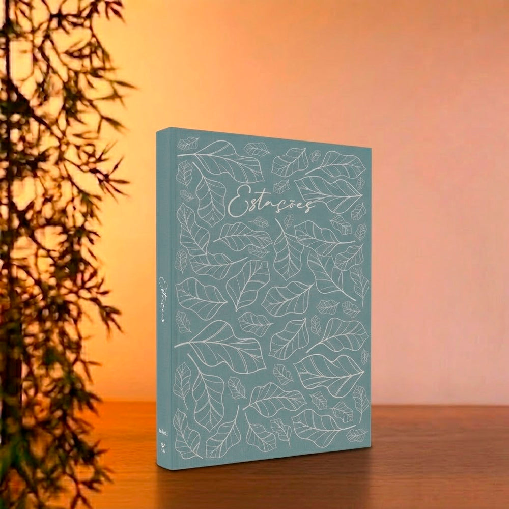 Kit Bíblia Mulheres | NVT | Espaço Para Anotações | Capa Luxo Oliveira Marrom + Planner Estações Jardim + Moleskine | Os Planos de Deus | Marrom | Viviane Martinello