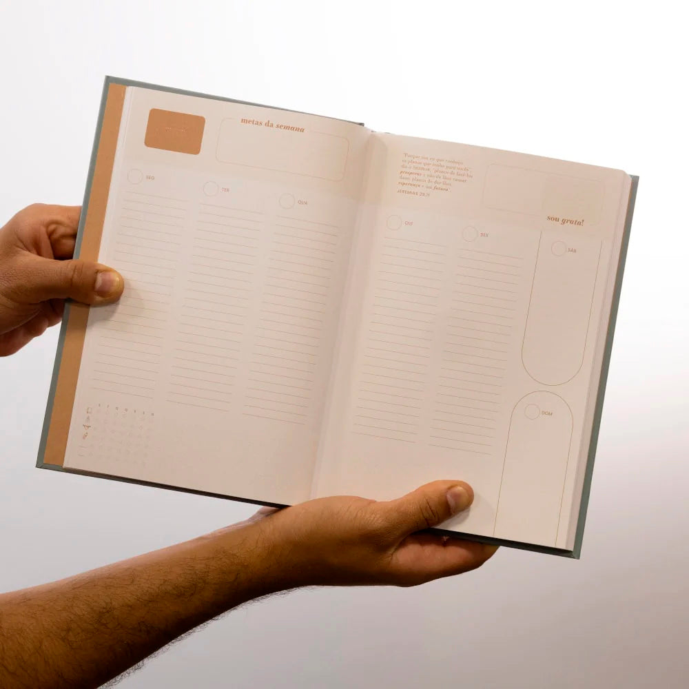 Kit Bíblia Mulheres | NVT | Espaço Para Anotações | Capa Luxo Oliveira Marrom + Planner Estações Jardim + Moleskine | Os Planos de Deus | Marrom | Viviane Martinello