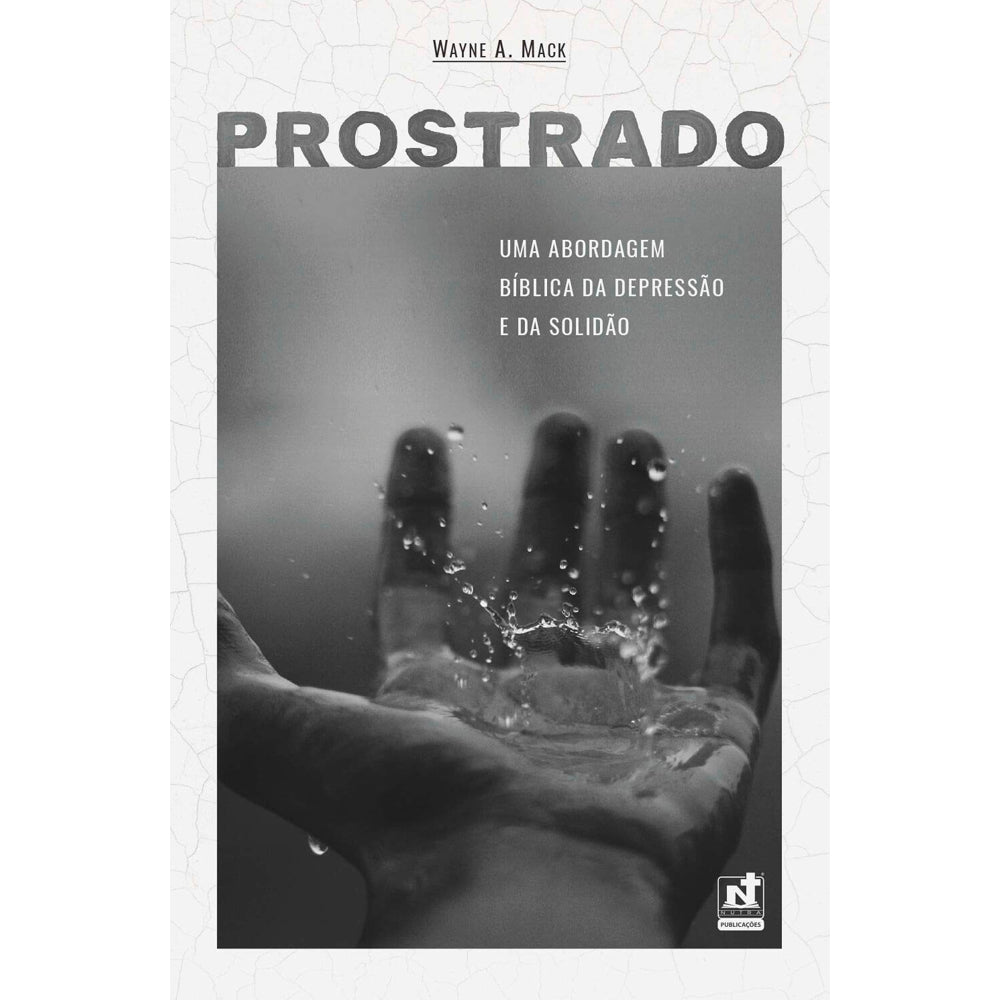 Livro "Prostrado" de Wayne A. Mack, capa em tons de cinza com mão espalmada e água. — Plenitude