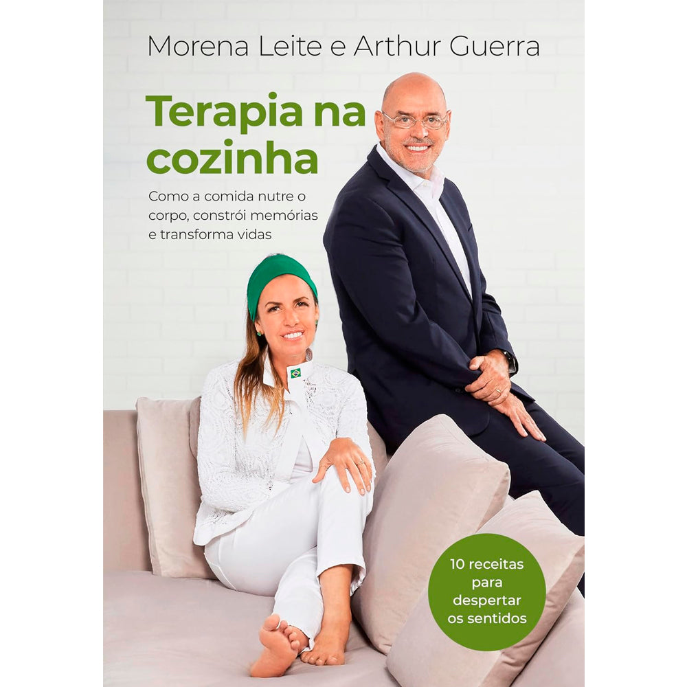 Livro Terapia na Cozinha, capa branca com foto de Morena Leite e Arthur Guerra sentados. — Plenitude