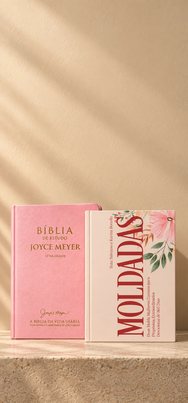 Kit com a Bíblia de Estudo Joyce Meyer rosa e o devocional Moldadas em pé numa bancada