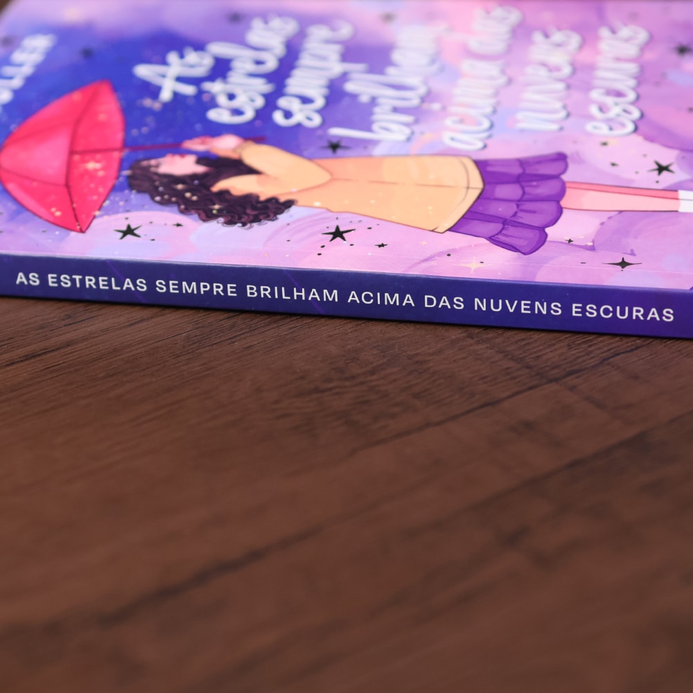 Capa de As Estrelas Sempre Brilham Acima das Nuvens Escuras | Pat Müller — item do Kit As Estrelas Sempre Brilham Acima das Nuvens Escuras | Pat Müller + Meu Sol de Primavera | Queren Ane + Corajosas | Os Contos das Princesas Nada Encantadas · foto 3