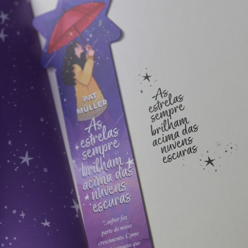 Capa de As Estrelas Sempre Brilham Acima das Nuvens Escuras | Pat Müller — item do Kit As Estrelas Sempre Brilham Acima das Nuvens Escuras | Pat Müller + Meu Sol de Primavera | Queren Ane + Corajosas | Os Contos das Princesas Nada Encantadas · foto 4
