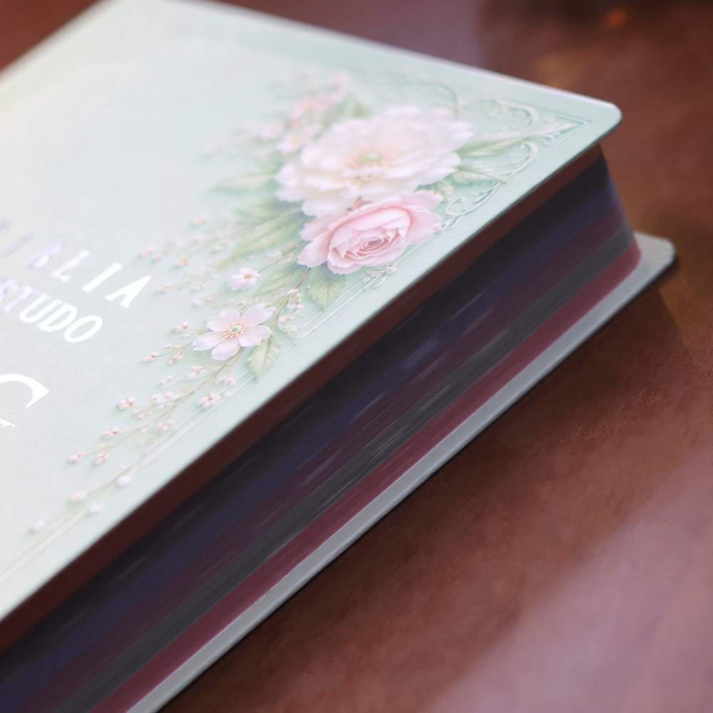 Capa de Bíblia de Estudo King James 1611 | KJA 400 Anos| Full Collor | Capa Dura Verde Floral — item do Kit Bíblia de Estudo King James 1611 | KJA 400 Anos | Full Collor | Capa Dura Verde Floral + Planner Contando os Meus Dias | Capa Verde Floral · foto 5