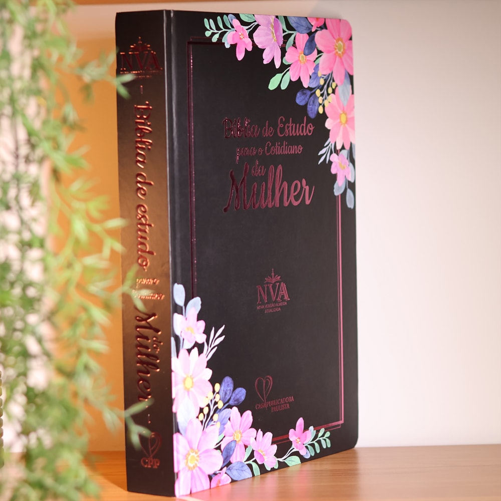 Capa de Bíblia de Estudo Para o Cotidiano da Mulher | NVA | Full Collor | Capa Dura Preta — item do Kit Bíblia de Estudo Para o Cotidiano da Mulher | NVA | Full Collor | Capa Dura Preta + Caderno Moleskine | Com Pauta | Floresça Onde Deus Te Plantou + Devocional Uma Vida Abençoada | Kelly · foto 2