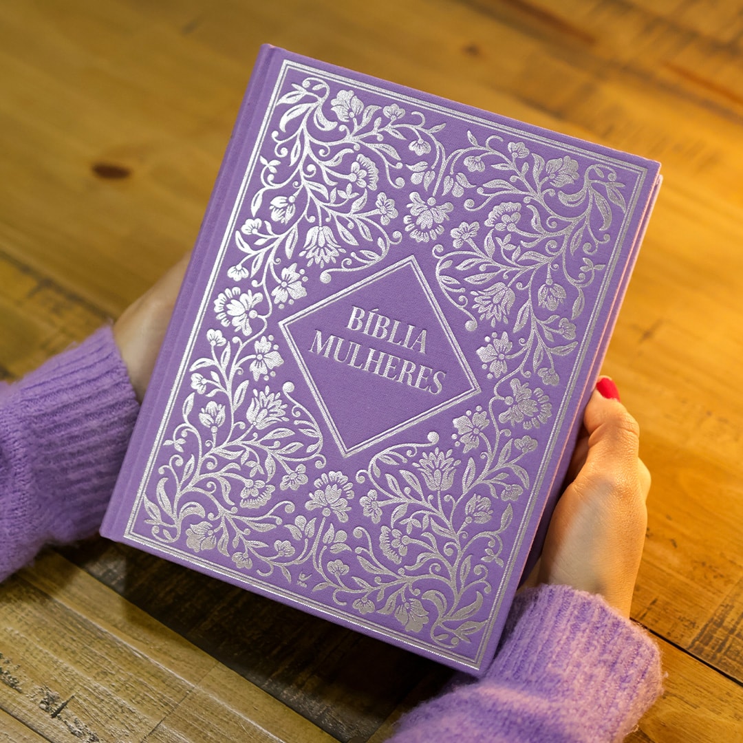 Capa de Bíblia Mulheres | Viviane Martinello | NVT | Espaço Para Anotações | Capa Dura Vintage Roxa — item do Kit Bíblia Mulheres NVT Espaço Para Anotações Capa Dura Vintage Roxa + Devocional Mulheres 365 Dias | Viviane Martinello · foto 2