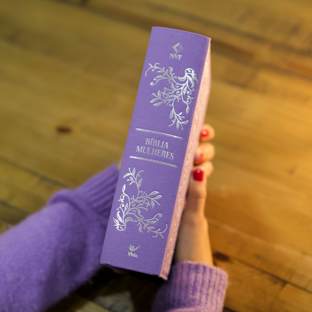 Capa de Bíblia Mulheres | Viviane Martinello | NVT | Espaço Para Anotações | Capa Dura Vintage Roxa — item do Kit Bíblia Mulheres NVT Espaço Para Anotações Capa Dura Vintage Roxa + Devocional Mulheres 365 Dias | Viviane Martinello · foto 3