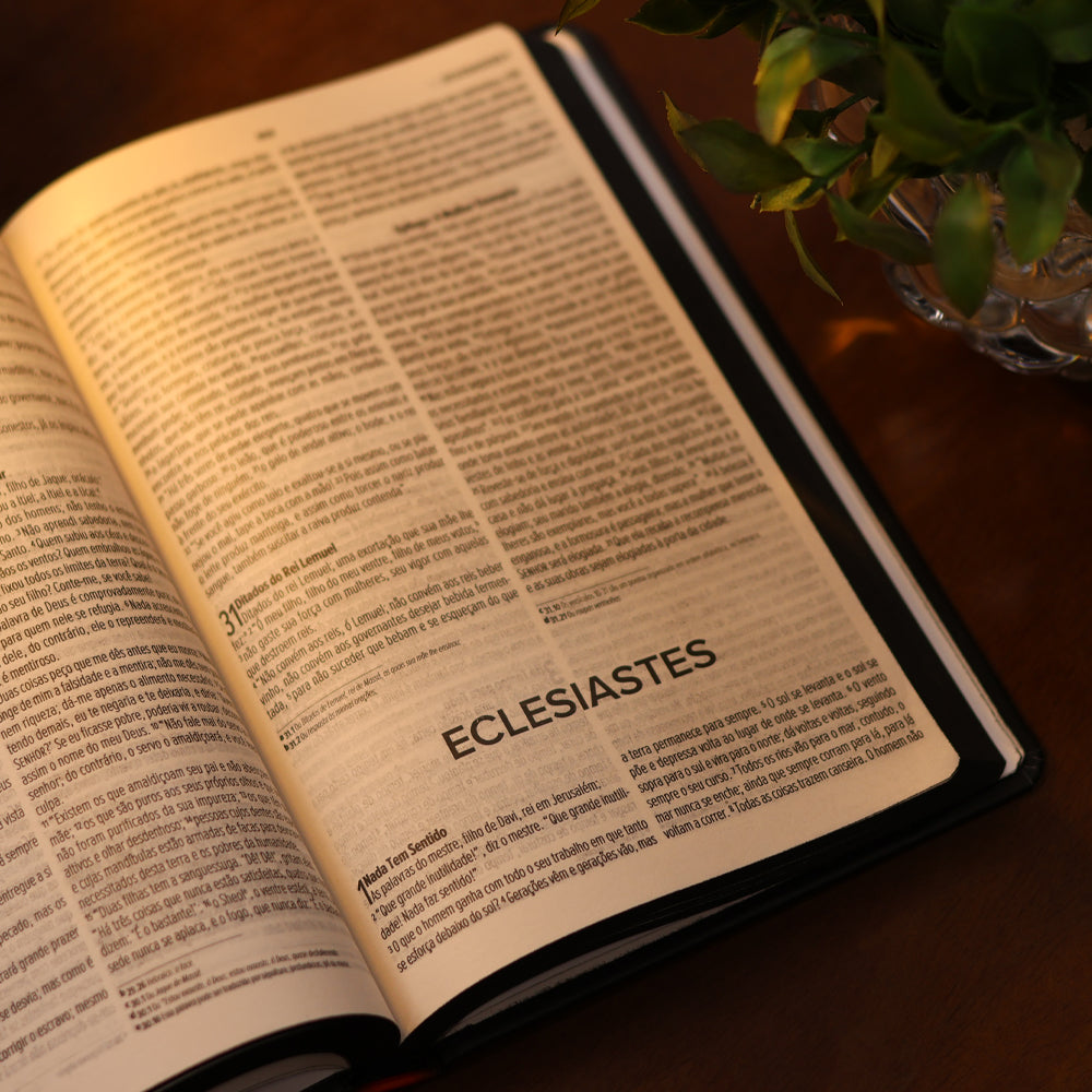 Capa de Bíblia Sagrada Creram Nele | NVI | Letra Normal | Capa Dura Preta — item do Kit Bíblia Sagrada Creram Nele | NVI | Letra Normal | Capa Dura Preta · foto 7