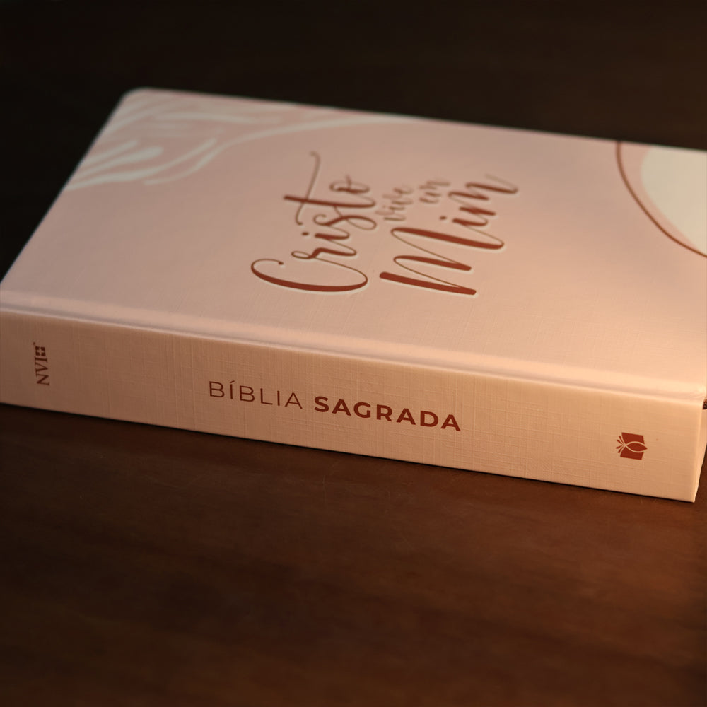 Capa de Bíblia Sagrada Cristo Vive Em Mim | NVI | Letra Normal | Capa Dura — item do Kit Bíblia Sagrada Cristo Vive Em Mim | NVI | Letra Normal | Capa Dura 5un · foto 4